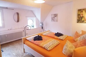 2 bedrooms, iron/ironing board, free WiFi, bed sheets