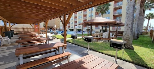 Private Beach Access Pool & Hot Tub Bbq Pits 1 Bedroom Home by RedAwning