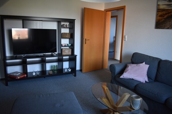 TV - Beautiful holiday apartment near the beach in Wremen (Wurster Nordseeküste)