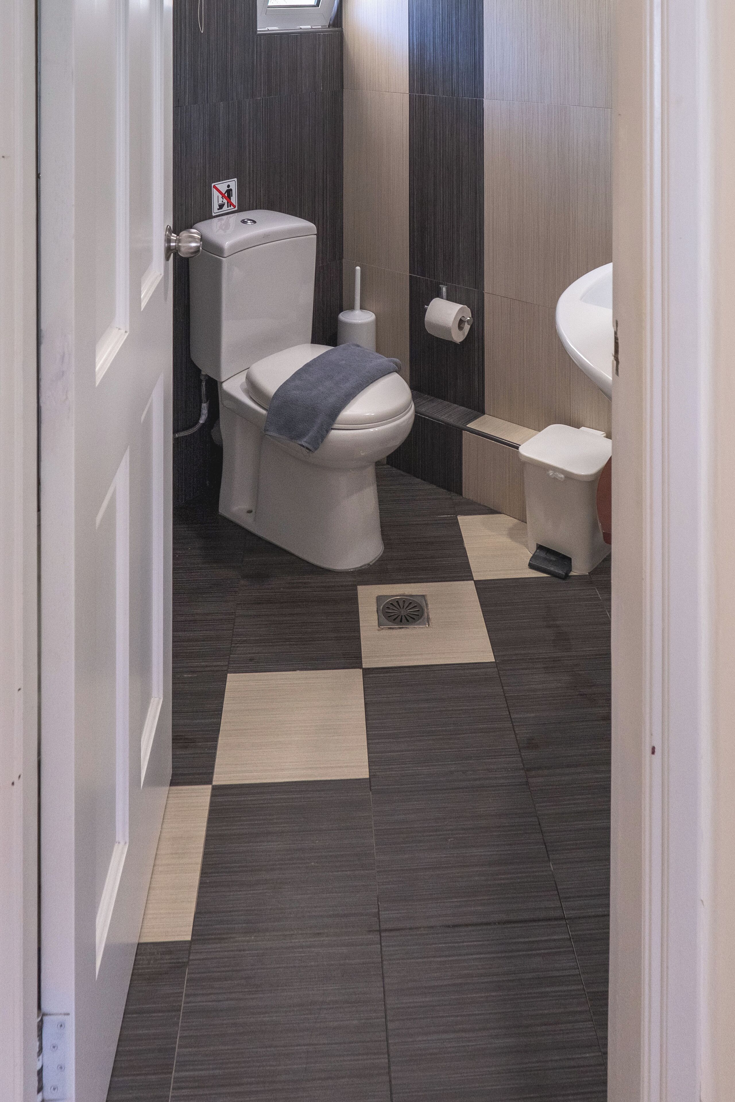 Un baño moderno con inodoro, bidé y lavabo.