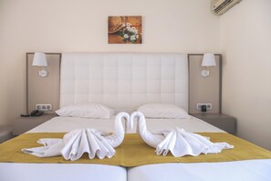 Premium bedding, in-room safe, blackout drapes, soundproofing - Chrispy Waterpark Resort (Platanias)
