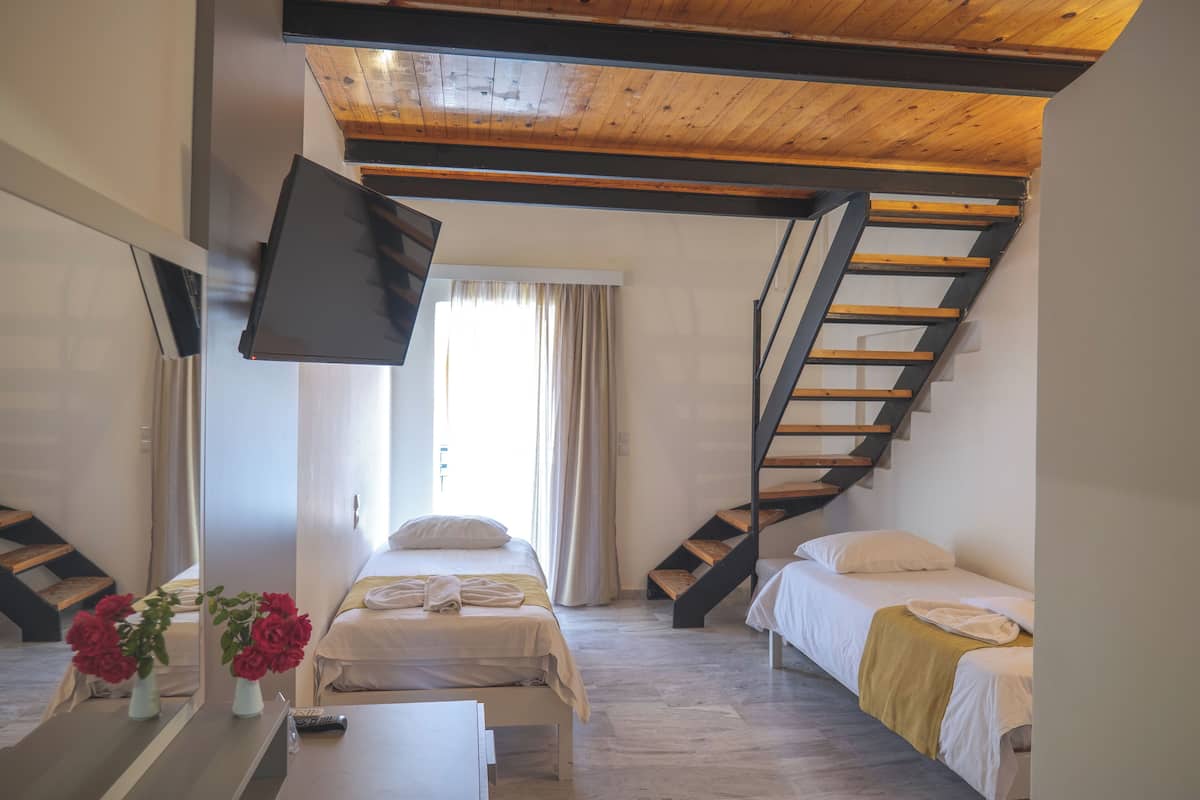 Ropa de cama de alta calidad y caja de seguridad en la habitación
