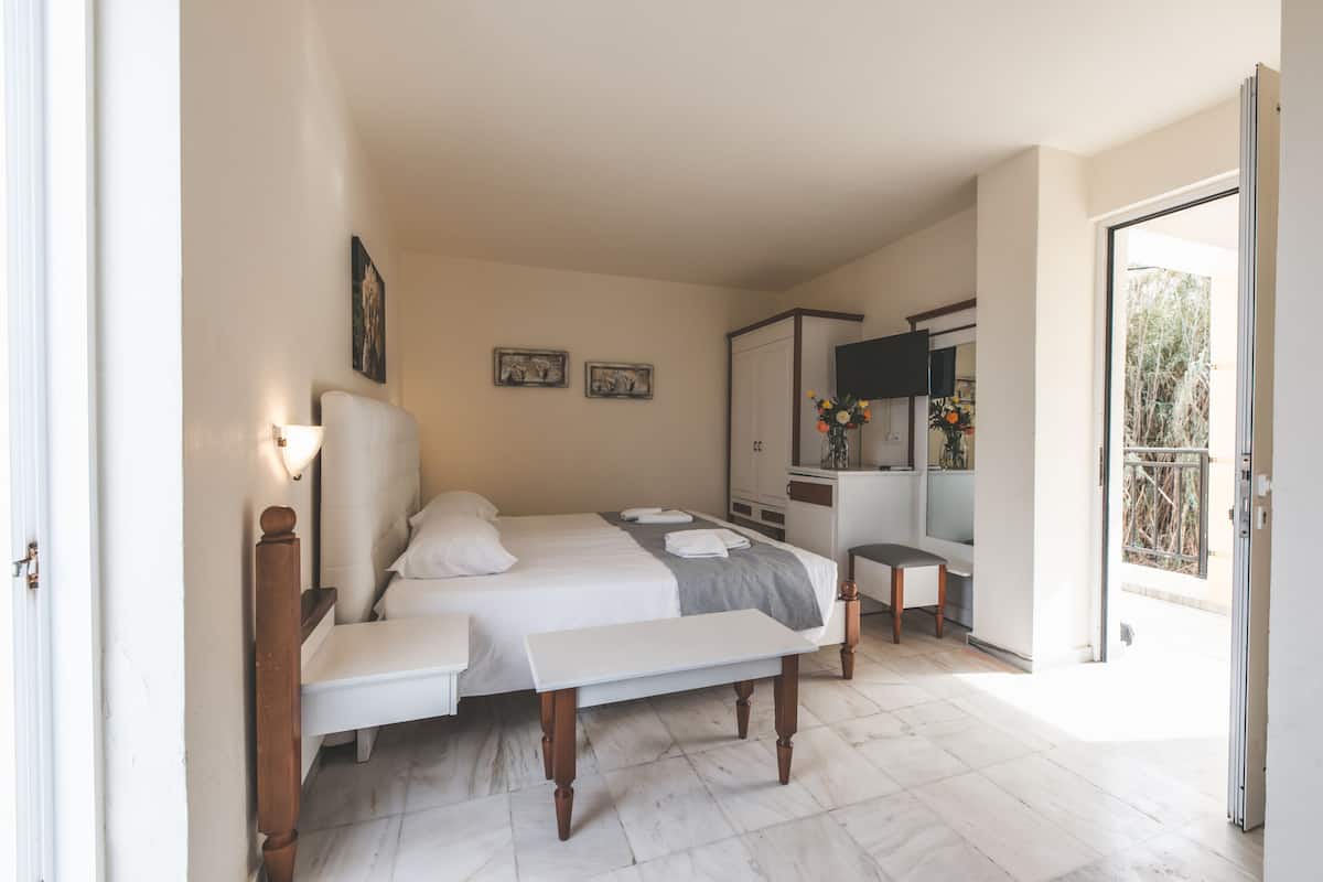 Ropa de cama de alta calidad y caja de seguridad en la habitación