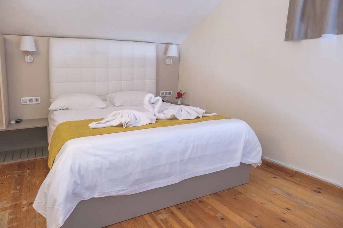 Ropa de cama de alta calidad y caja de seguridad en la habitación
