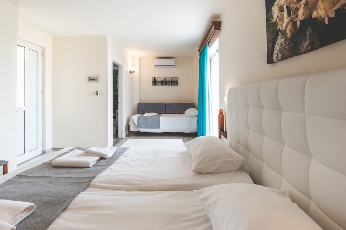 Ropa de cama de alta calidad y caja de seguridad en la habitación