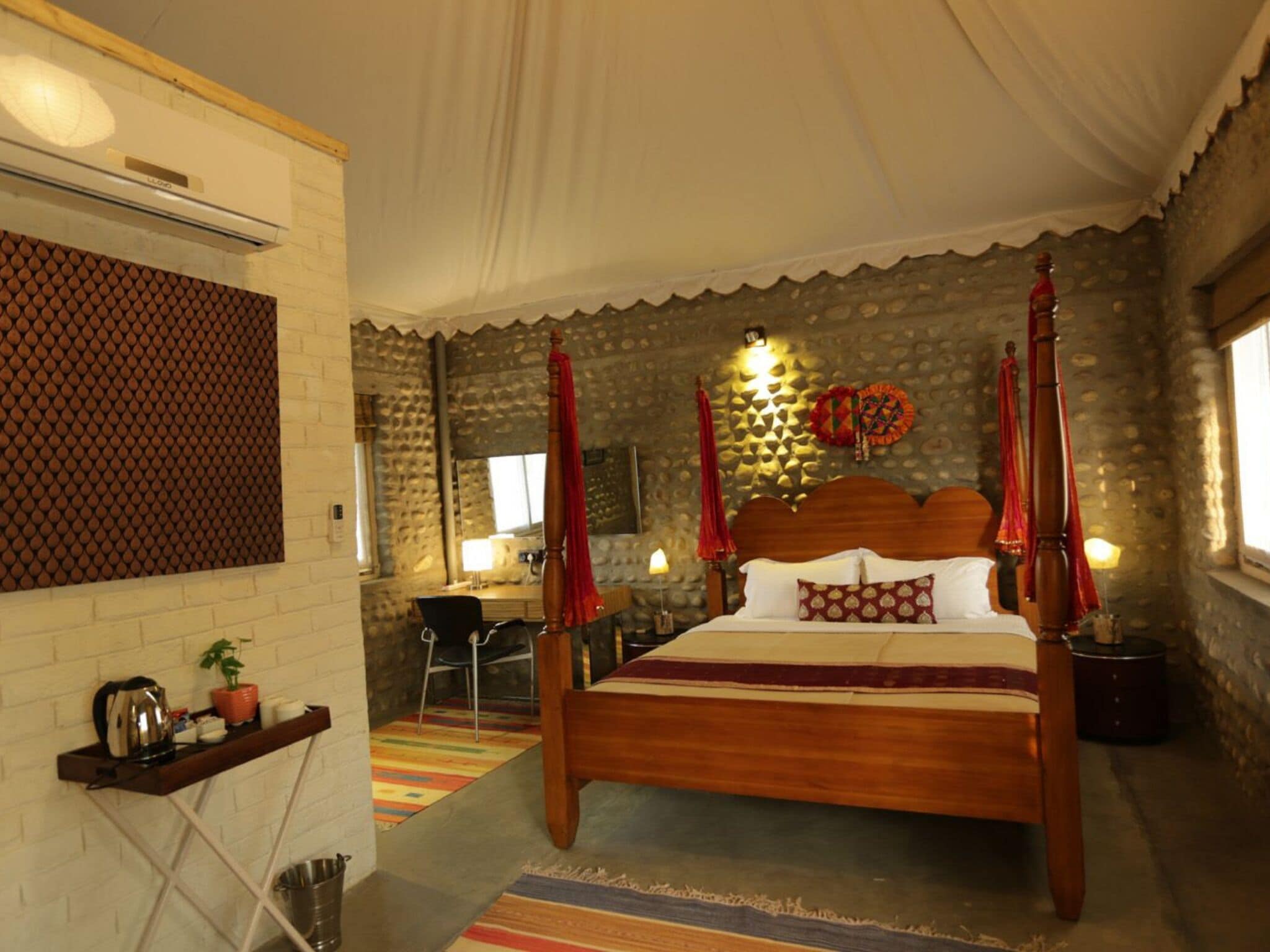 In-room safe, desk, bed sheets