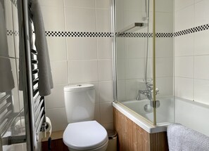 Tina con regadera, secadora de cabello, toallas, jabón 