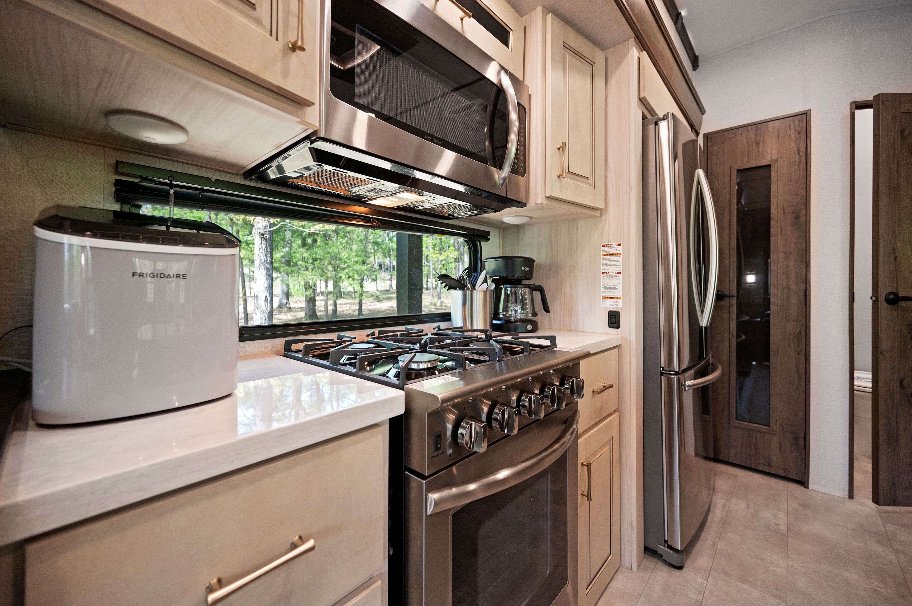 Luxury Camper- Off campsite- private deck w/Hot Tub