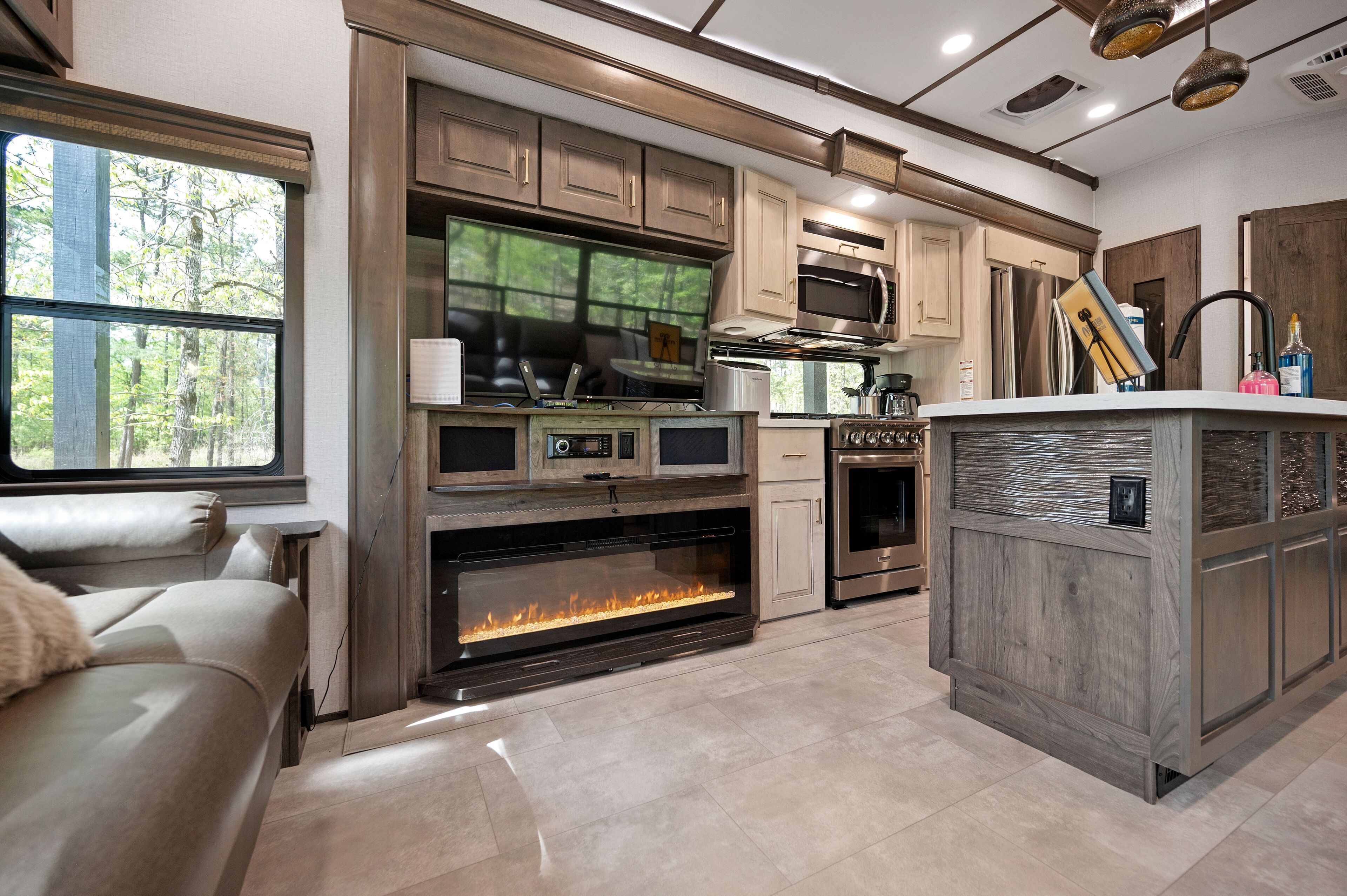 Luxury Camper- Off campsite- private deck w/Hot Tub