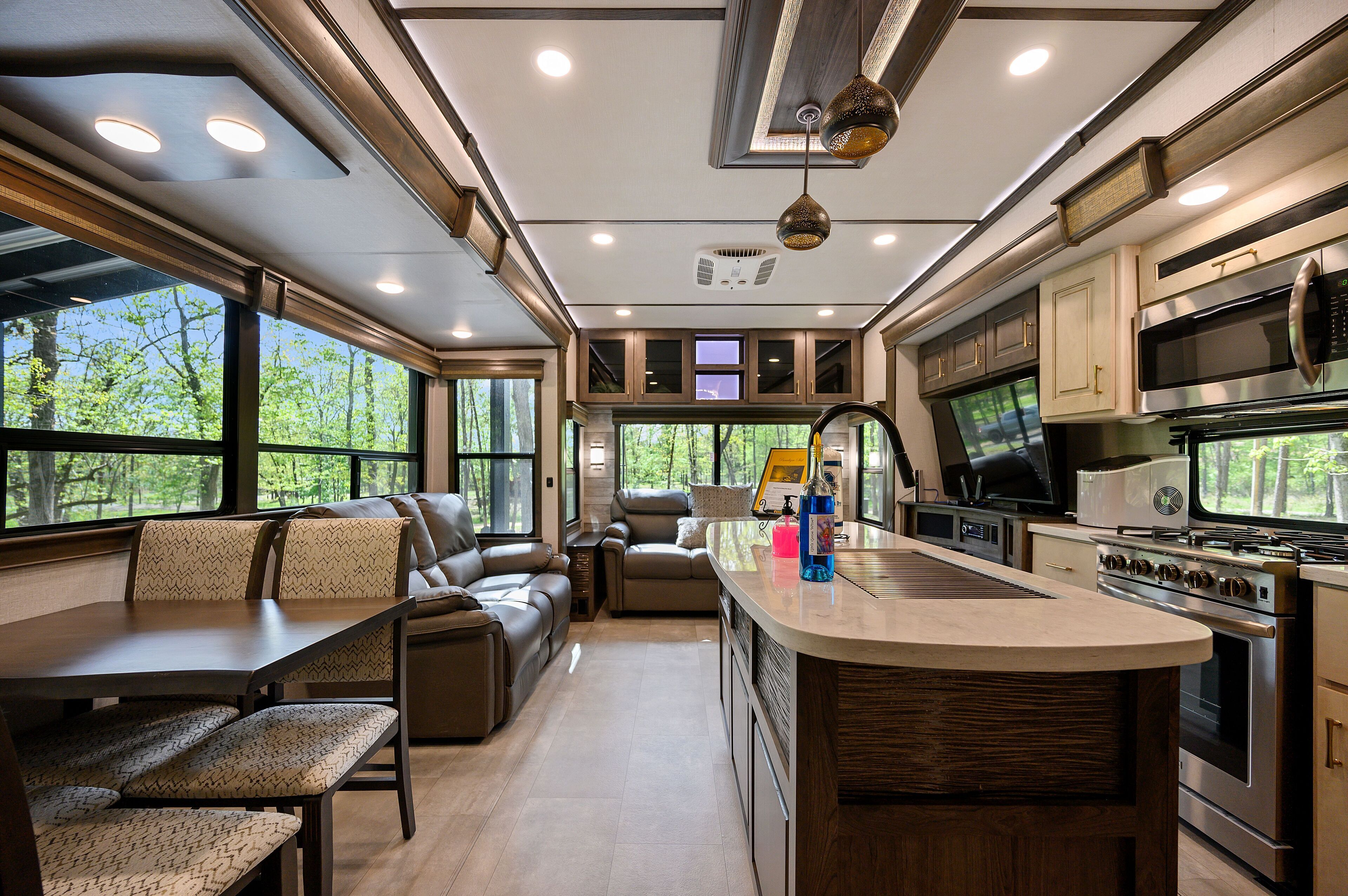 Luxury Camper- Off campsite- private deck w/Hot Tub