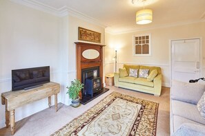 TV, books, offices - Host & Stay | The Garden Flat (Scarborough)