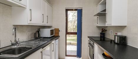 Cottage | Private kitchen | Fridge, electric kettle, toaster, cookware/dishes/utensils