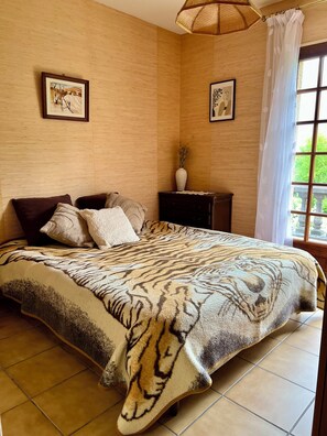 3 chambres, fer et planche Ă repasser