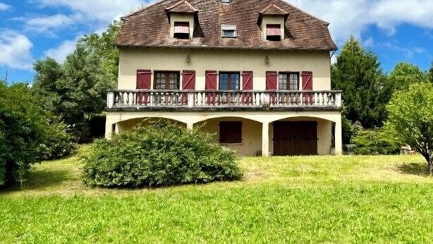 A two-story house with a balcony, surrounded by greenery. - Charming country house with pool, ideal for vacations (Bannes)