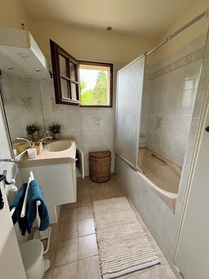 Badewanne, Seife, Toilettenpapier