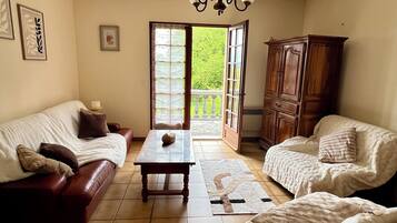 Télévision, cheminée, lecteur de DVD, baby-foot