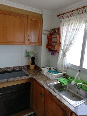 Réfrigérateur, micro-ondes, four, cafetière/bouilloire