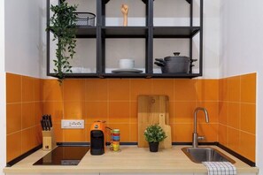 Refrigerador, cafetera y tetera y utensilios de cocina 