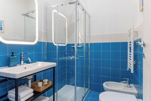 Regadera y secadora de cabello 