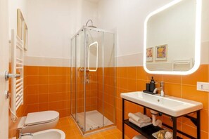 Dusche, Haartrockner, Handtücher