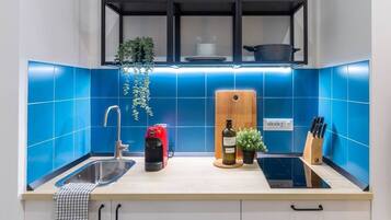 Kühlschrank, Wasserkocher mit Kaffee-/Teezubehör