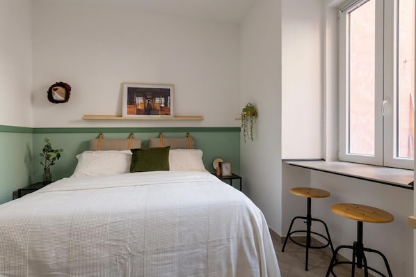 1 bedroom, desk, WiFi, bed sheets
