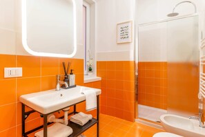 Dusche, Haartrockner, Handtücher, Shampoo