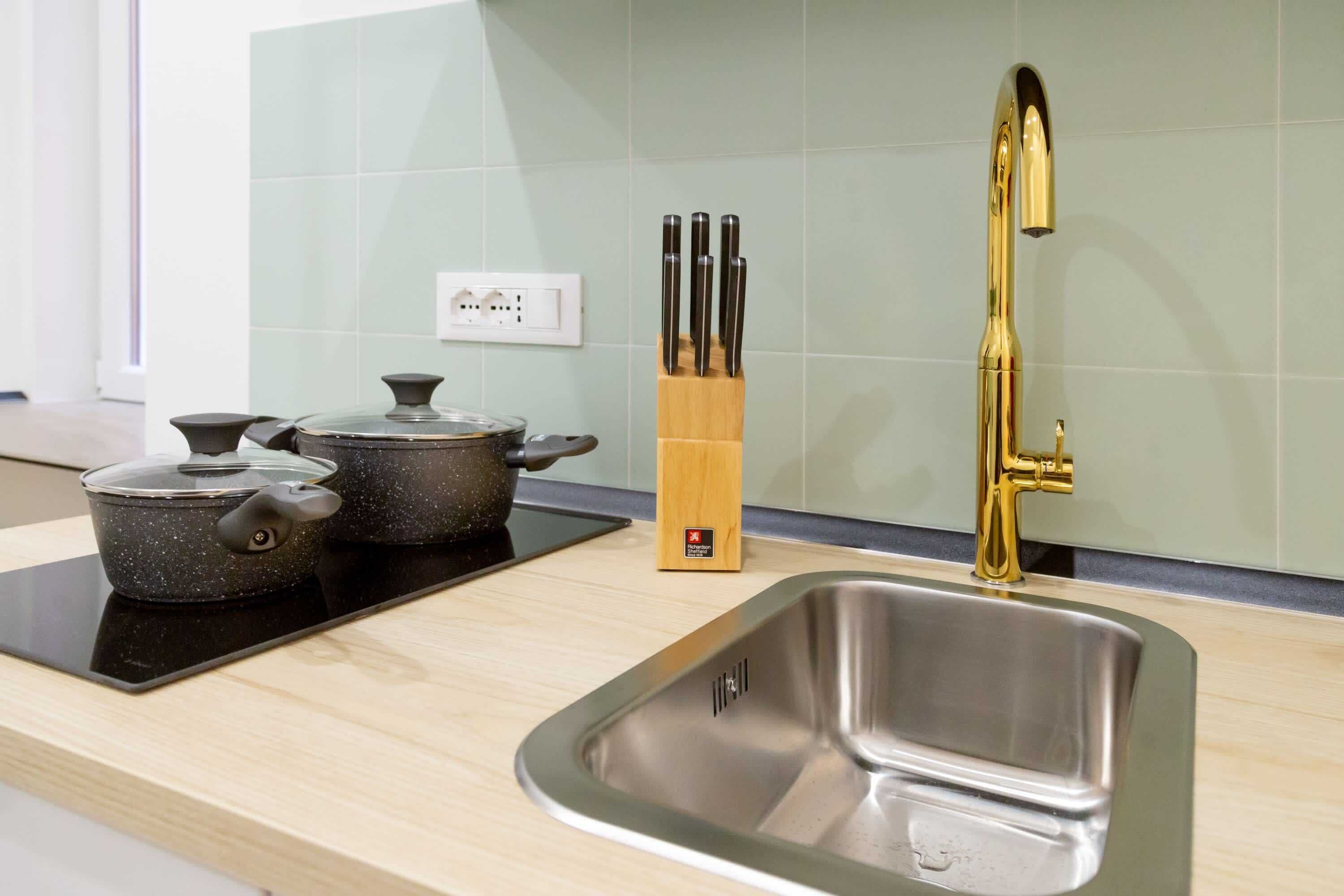 Frigorifero, piano cottura, macchina per tè/caffè