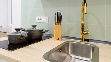 Frigorifero, piano cottura, macchina per tè/caffè