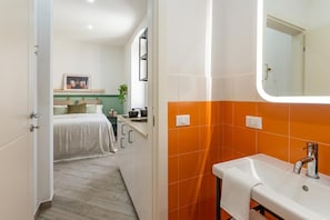 Shower, hair dryer, towels, shampoo