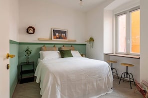 1 bedroom, desk, WiFi, bed sheets