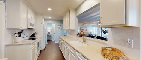 Kühlschrank, Mikrowelle, Wasserkocher mit Kaffee-/Teezubehör, Toaster