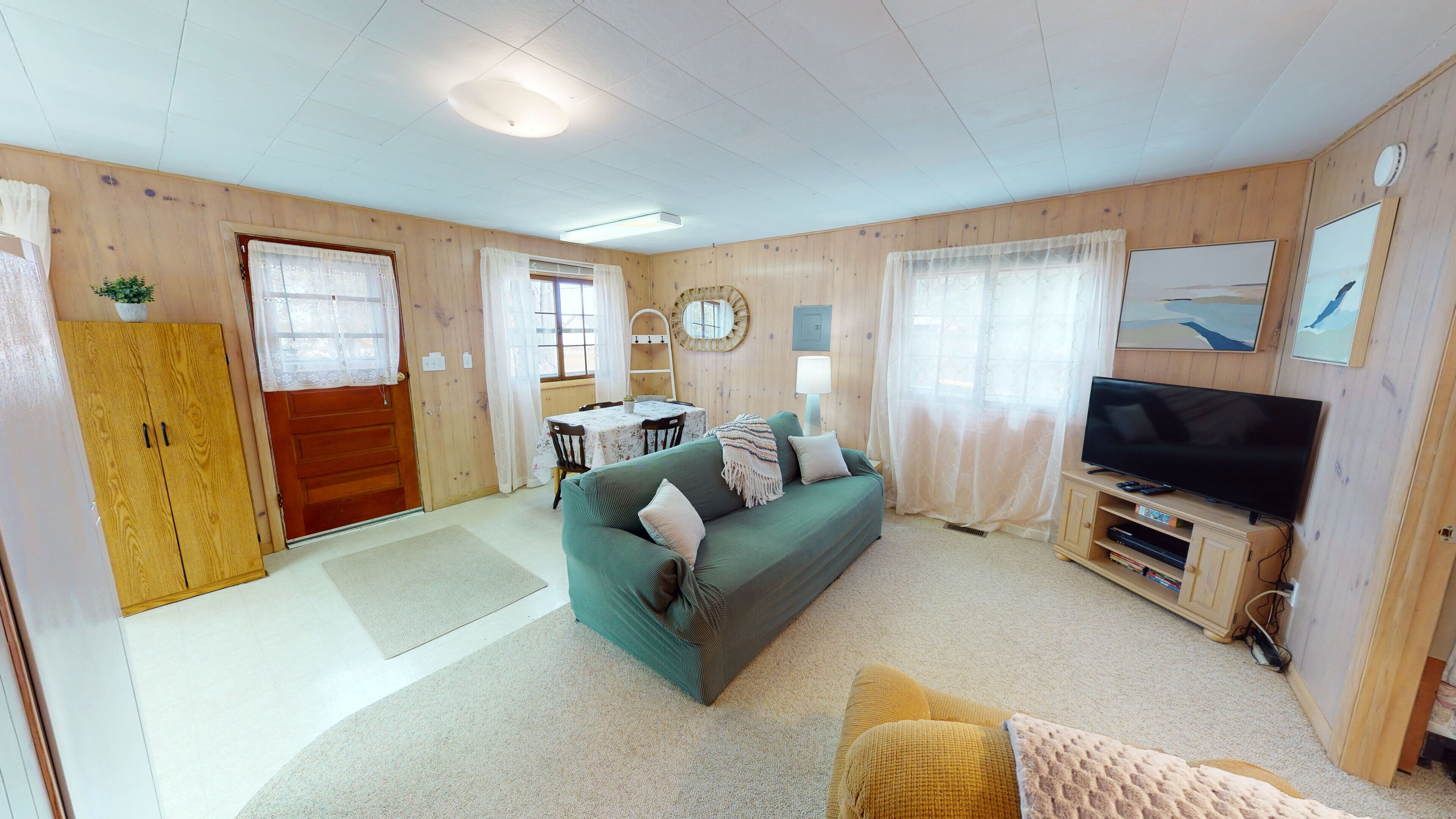 Sweet 2BRM + 1BATH COTTAGE with Lake Access + Mooring! FISH! BOAT!