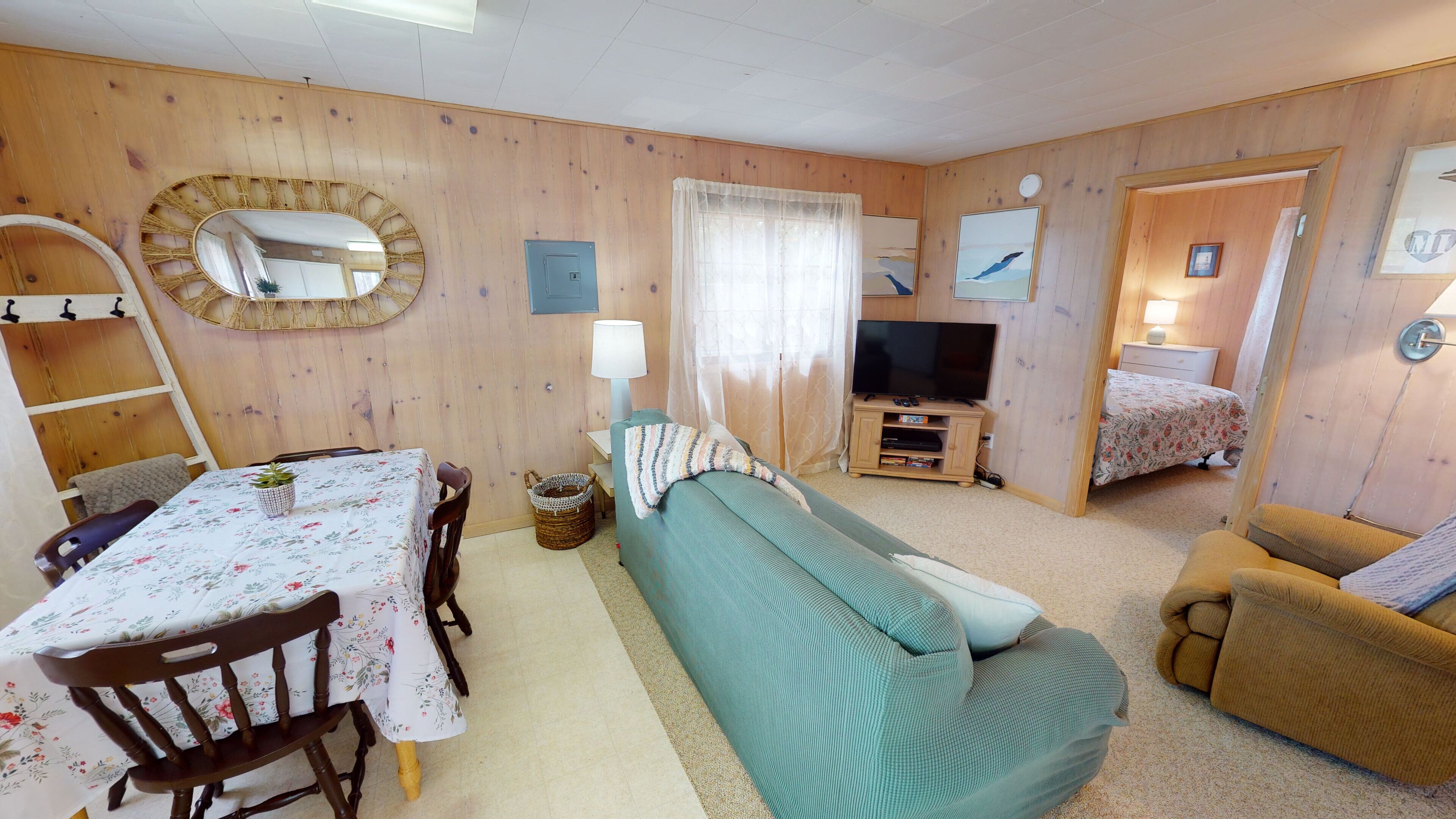 Sweet 2BRM + 1BATH COTTAGE with Lake Access + Mooring! FISH! BOAT!