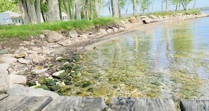 Sweet 2BRM + 1BATH COTTAGE with Lake Access + Mooring! FISH! BOAT!