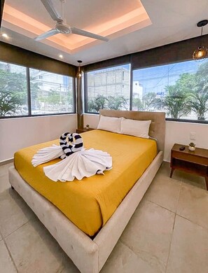 Tabla de planchar con plancha, wifi y ropa de cama 