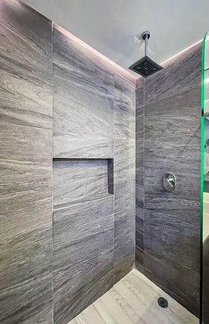 Shower, hair dryer, towels, shampoo