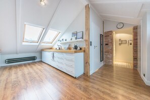 Apartamento premium | Cozinha privada | Geladeira grande, micro-ondas, fogão, cooktop