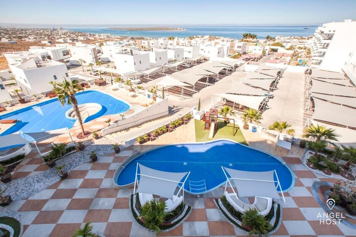 Outdoor pool, sun loungers