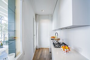 Fridge, oven, stovetop, coffee/tea maker