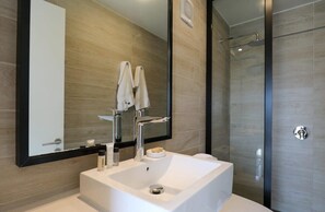 Dusj, hårføner og håndklær