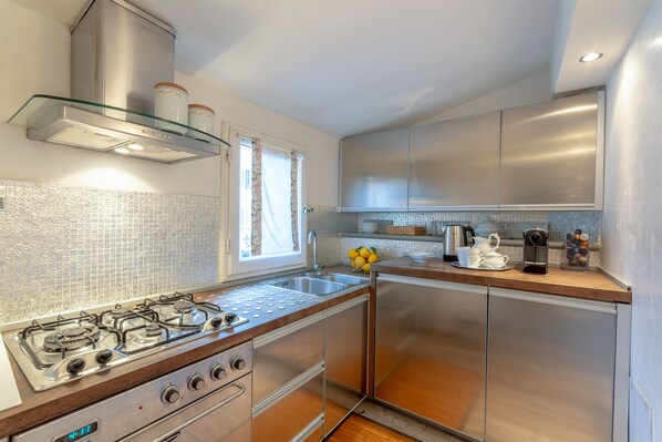 Kühlschrank, Ofen, Herdplatte, Geschirrspüler