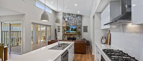 Full-sized fridge, microwave, oven, toaster