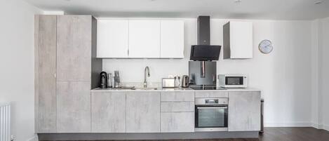 Kühlschrank, Mikrowelle, Ofen, Herdplatte