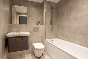 Baignoire, sèche-cheveux, serviettes fournies, shampoing