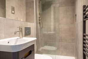 Bathtub, hair dryer, towels - Stay Zeni, Ouse Court York Lovely 2 Bed Apartment (York)