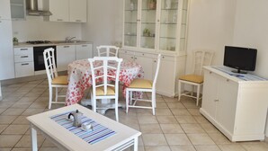 32-inch flat-screen TV with cable channels, TV - Domus Pedra trilocali  con A.C (San Teodoro)