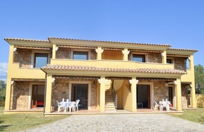 Vista frontal de la propiedad