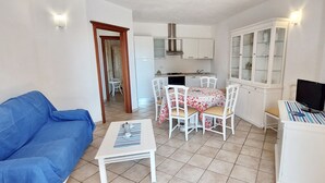 32-inch flat-screen TV with cable channels, TV - Domus Pedra trilocali  con A.C (San Teodoro)