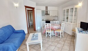 32-inch flat-screen TV with cable channels, TV - Domus Pedra trilocali con A.C (San Teodoro)